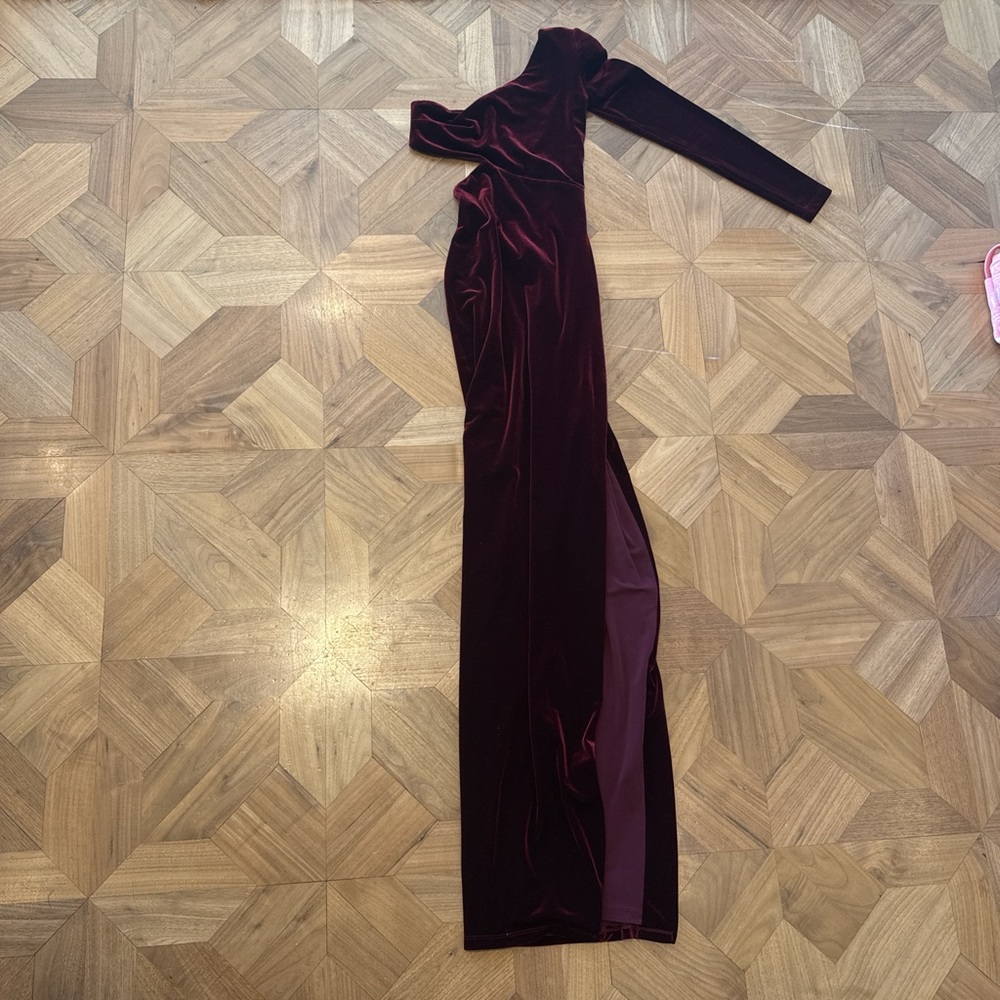Elegant Burgundy Velvet Evening Gown